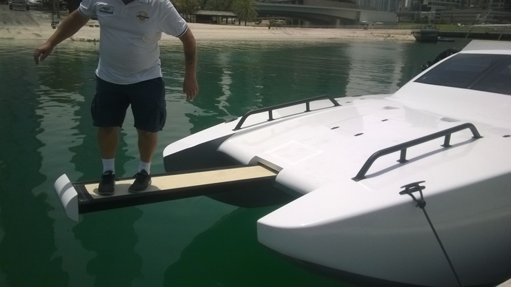 Passerella telescopica monostadio con chiusura che sposa la forma della prua del catamarano (Victory Team - Dubai)